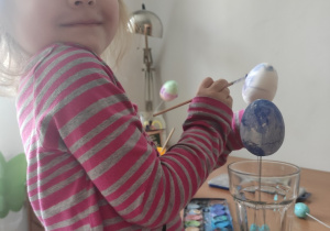 Michalinka maluje Wielkanocne pisanki farbami